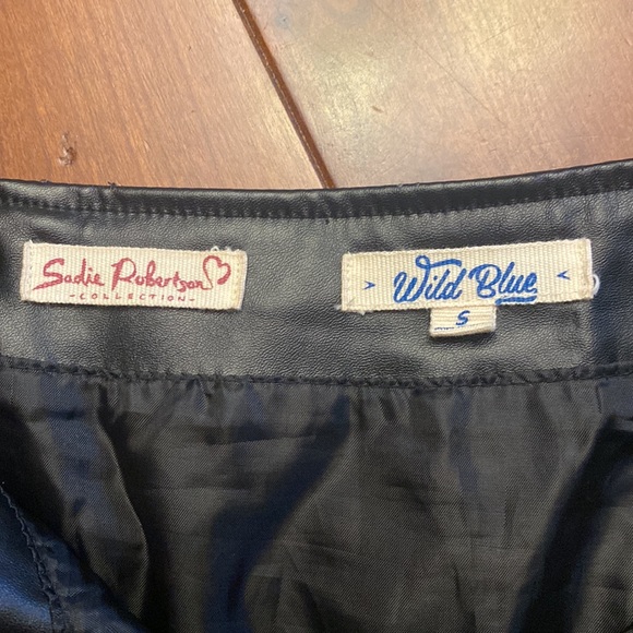Wild Blue Sadie Robertson Black Faux Leather Front Snap Mini Skirt Size Small - Picture 3 of 3